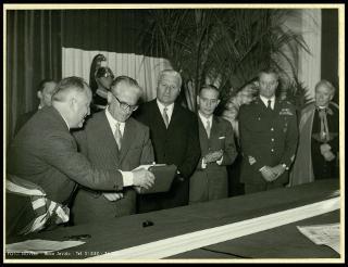Giovanni Gronchi inaugura il monumento ai caduti a Busto Arsizio