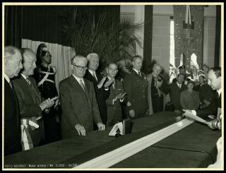 Giovanni Gronchi inaugura il monumento ai caduti a Busto Arsizio