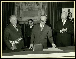 Giovanni Gronchi inaugura il monumento ai caduti a Busto Arsizio