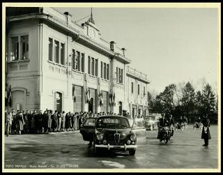 Giovanni Gronchi inaugura il monumento ai caduti a Busto Arsizio