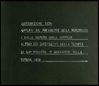 Distribuzione doni offerti dal Presidente della Repubblica e dalla Signora Carla Bissatini ai figli dei dipendenti della Tenuta di San Rossore in occasione della Befana 1959