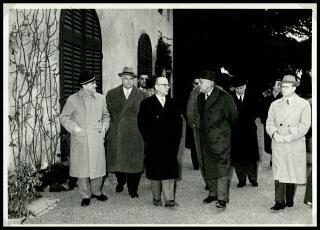 Distribuzione doni offerti dal Presidente della Repubblica e dalla Signora Carla Bissatini ai figli dei dipendenti della Tenuta di San Rossore in occasione della Befana 1959