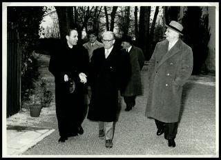 Distribuzione doni offerti dal Presidente della Repubblica e dalla Signora Carla Bissatini ai figli dei dipendenti della Tenuta di San Rossore in occasione della Befana 1959