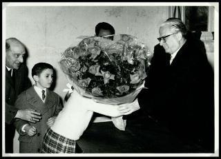 Distribuzione doni offerti dal Presidente della Repubblica e dalla Signora Carla Bissatini ai figli dei dipendenti della Tenuta di San Rossore in occasione della Befana 1959