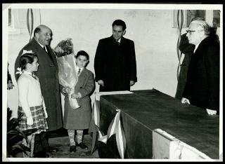 Distribuzione doni offerti dal Presidente della Repubblica e dalla Signora Carla Bissatini ai figli dei dipendenti della Tenuta di San Rossore in occasione della Befana 1959