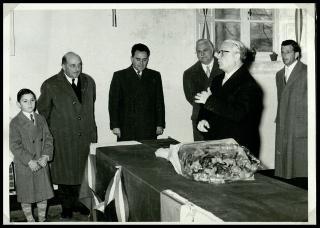 Distribuzione doni offerti dal Presidente della Repubblica e dalla Signora Carla Bissatini ai figli dei dipendenti della Tenuta di San Rossore in occasione della Befana 1959