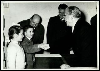 Distribuzione doni offerti dal Presidente della Repubblica e dalla Signora Carla Bissatini ai figli dei dipendenti della Tenuta di San Rossore in occasione della Befana 1959