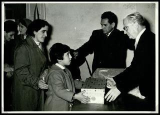 Distribuzione doni offerti dal Presidente della Repubblica e dalla Signora Carla Bissatini ai figli dei dipendenti della Tenuta di San Rossore in occasione della Befana 1959