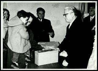 Distribuzione doni offerti dal Presidente della Repubblica e dalla Signora Carla Bissatini ai figli dei dipendenti della Tenuta di San Rossore in occasione della Befana 1959