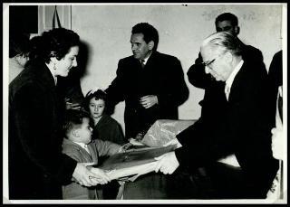 Distribuzione doni offerti dal Presidente della Repubblica e dalla Signora Carla Bissatini ai figli dei dipendenti della Tenuta di San Rossore in occasione della Befana 1959