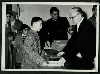 Distribuzione doni offerti dal Presidente della Repubblica e dalla Signora Carla Bissatini ai figli dei dipendenti della Tenuta di San Rossore in occasione della Befana 1959