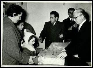 Distribuzione doni offerti dal Presidente della Repubblica e dalla Signora Carla Bissatini ai figli dei dipendenti della Tenuta di San Rossore in occasione della Befana 1959