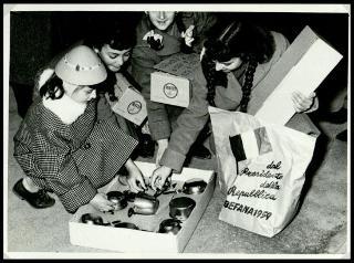 Distribuzione doni offerti dal Presidente della Repubblica e dalla Signora Carla Bissatini ai figli dei dipendenti della Tenuta di San Rossore in occasione della Befana 1959