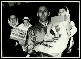 Distribuzione doni offerti dal Presidente della Repubblica e dalla Signora Carla Bissatini ai figli dei dipendenti della Tenuta di San Rossore in occasione della Befana 1959