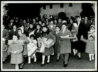 Distribuzione doni offerti dal Presidente della Repubblica e dalla Signora Carla Bissatini ai figli dei dipendenti della Tenuta di San Rossore in occasione della Befana 1959
