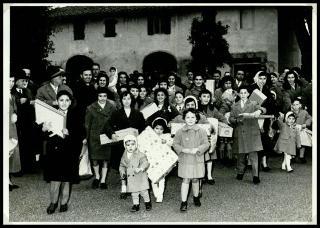 Distribuzione doni offerti dal Presidente della Repubblica e dalla Signora Carla Bissatini ai figli dei dipendenti della Tenuta di San Rossore in occasione della Befana 1959