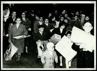 Distribuzione doni offerti dal Presidente della Repubblica e dalla Signora Carla Bissatini ai figli dei dipendenti della Tenuta di San Rossore in occasione della Befana 1959