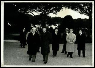 Distribuzione doni offerti dal Presidente della Repubblica e dalla Signora Carla Bissatini ai figli dei dipendenti della Tenuta di San Rossore in occasione della Befana 1959