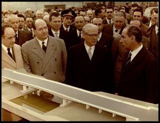 Giovanni Gronchi posa la prima pietra del nuovo ponte sul Tevere a Roma, Tor di Quinto