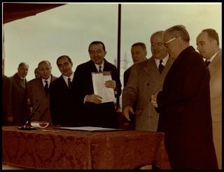 Giovanni Gronchi posa la prima pietra del nuovo ponte sul Tevere a Roma, Tor di Quinto