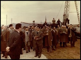 Giovanni Gronchi posa la prima pietra del nuovo ponte sul Tevere a Roma, Tor di Quinto