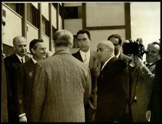 Giovanni Gronchi visita i laboratori nazionali di Frascati (RM) del Comitato nazionale per le ricerche nucleari