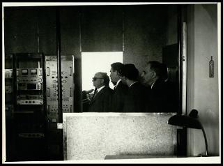Giovanni Gronchi visita i laboratori nazionali di Frascati (RM) del Comitato nazionale per le ricerche nucleari