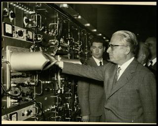Giovanni Gronchi visita i laboratori nazionali di Frascati (RM) del Comitato nazionale per le ricerche nucleari