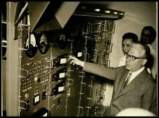 Giovanni Gronchi visita i laboratori nazionali di Frascati (RM) del Comitato nazionale per le ricerche nucleari