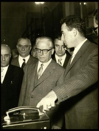 Giovanni Gronchi visita i laboratori nazionali di Frascati (RM) del Comitato nazionale per le ricerche nucleari