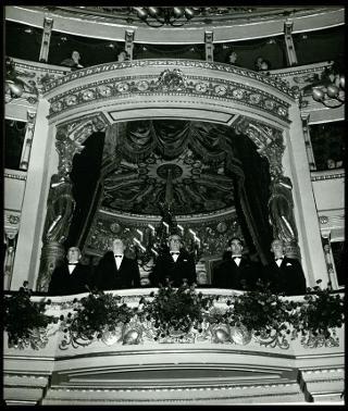 Giovanni Gronchi al Teatro alla Scala di Milano per la rappresentazione dell'Ernani di Giuseppe Verdi in occasione dell'inaugurazione della XXXVII Fiera di Milano