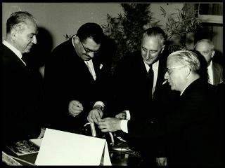 Giovanni Gronchi partecipa a Napoli al festeggiamento della S.E.T. (Società Esercizi Telefonici) per l'attivazione del centomillesimo utente