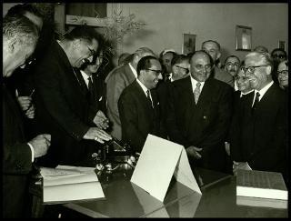 Giovanni Gronchi partecipa a Napoli al festeggiamento della S.E.T. (Società Esercizi Telefonici) per l'attivazione del centomillesimo utente