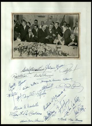 Giovanni Gronchi visita il "Club atletico provincial de Rosario" in Argentina nel febbraio 1961
