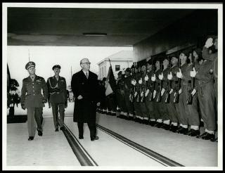 Giovanni Gronchi visita a Verona il Comando forze terrestri alleate sud Europa nel marzo 1961