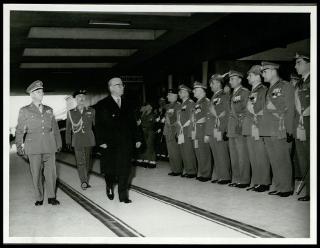 Giovanni Gronchi visita a Verona il Comando forze terrestri alleate sud Europa nel marzo 1961