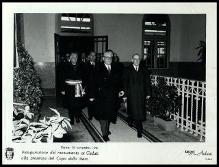 Giovanni Gronchi all'inaugurazione del monumento ai caduti a Parma