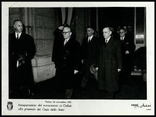 Giovanni Gronchi all'inaugurazione del monumento ai caduti a Parma