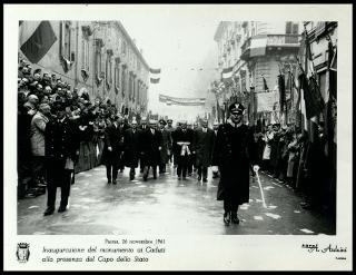 Giovanni Gronchi all'inaugurazione del monumento ai caduti a Parma