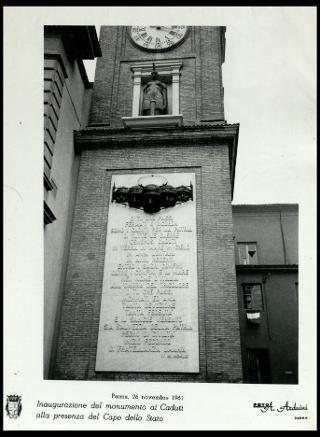 Giovanni Gronchi all'inaugurazione del monumento ai caduti a Parma