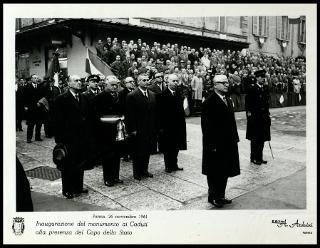 Giovanni Gronchi all'inaugurazione del monumento ai caduti a Parma
