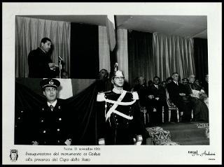Giovanni Gronchi all'inaugurazione del monumento ai caduti a Parma