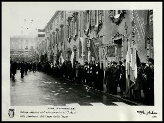 Giovanni Gronchi all'inaugurazione del monumento ai caduti a Parma