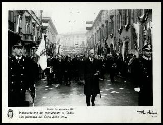 Giovanni Gronchi all'inaugurazione del monumento ai caduti a Parma