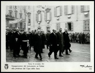 Giovanni Gronchi all'inaugurazione del monumento ai caduti a Parma