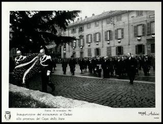 Giovanni Gronchi all'inaugurazione del monumento ai caduti a Parma