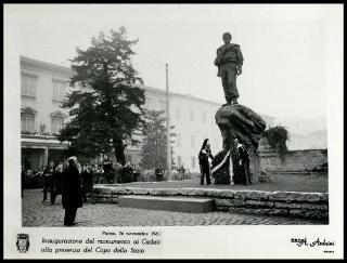 Giovanni Gronchi all'inaugurazione del monumento ai caduti a Parma