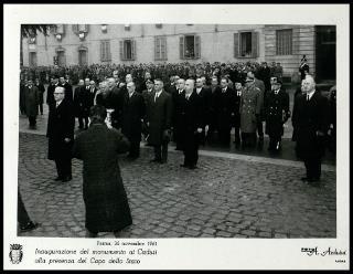 Giovanni Gronchi all'inaugurazione del monumento ai caduti a Parma