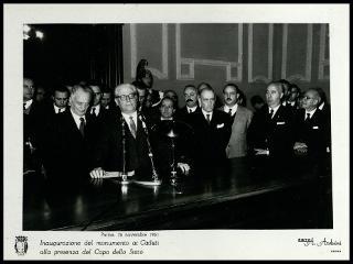 Giovanni Gronchi all'inaugurazione del monumento ai caduti a Parma