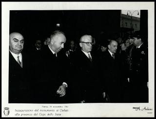 Giovanni Gronchi all'inaugurazione del monumento ai caduti a Parma